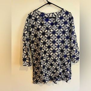 Simple blue and White floral design tunic light and airy.